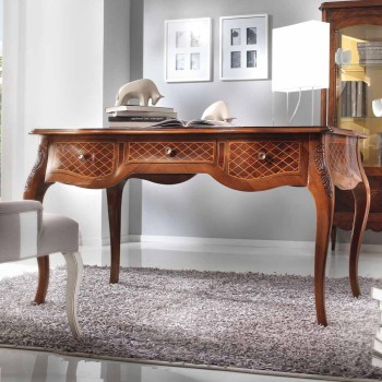 Scrivania intarsiata con gambe curve in ambiente moderno