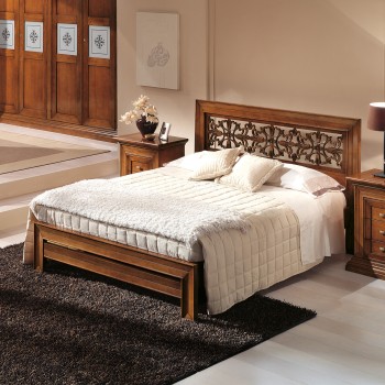 Letto intagliato a mano con testata floreale