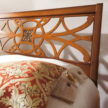 Letto con testata traforata in legno raffinata