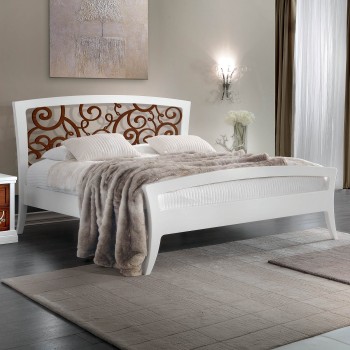 Letto matrimoniale con testata traforata e struttura in legno bianco