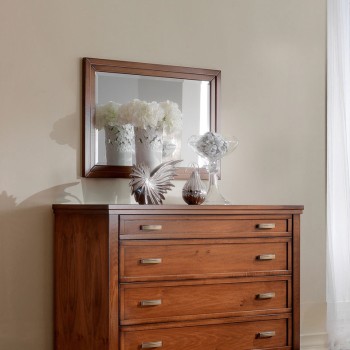 Specchiera rettangolare con cornice in legno su cassettiera