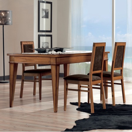 Sala da pranzo con sei sedie e tavolo in legno con cassetto