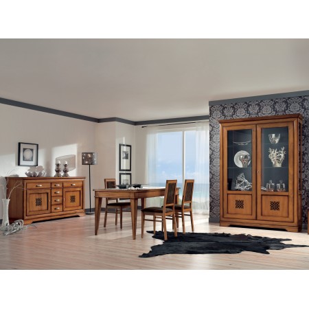 Sala da pranzo con sei sedie e trafori, tavolo in legno