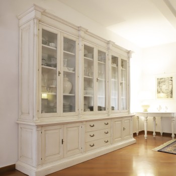 Libreria con colonne e 6 ante a vetro in salotto