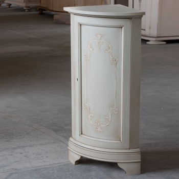 Angolo curvo azzurro anticato con ornato bianco in legno