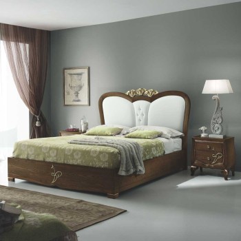 Letto sagomato con giroletto e decorazioni floreali dorate