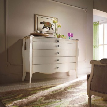 Comò sagomato 5 cassetti in ambiente contemporaneo
