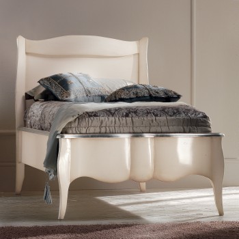 Letto una piazza con testata laccata e dettagli argentati