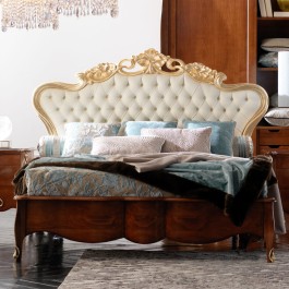 Specchiera ovale in stile barocco moderno con foglia oro e dettaglio del disegno ricurvo in legno