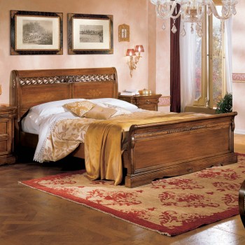 Letto con pannelli intarsiati in legno massello
