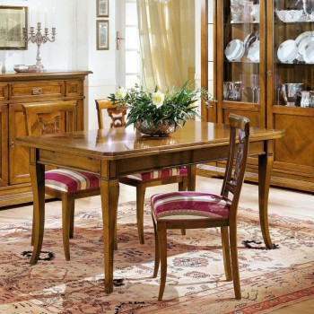 Tavolo classico in legno allungabile ambientato in sala con sedie e credenza