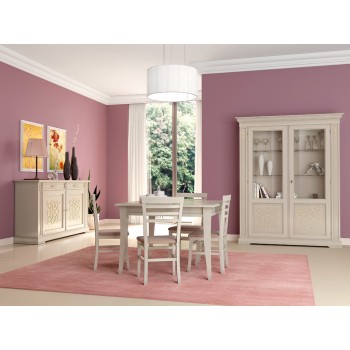 Sala da pranzo classica con tavolo quadrato e sedie in legno