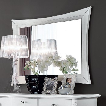 Cornice con specchio liscio, dettaglio del legno