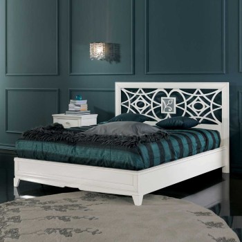 Letto geometrico con testata traforata in legno bianco