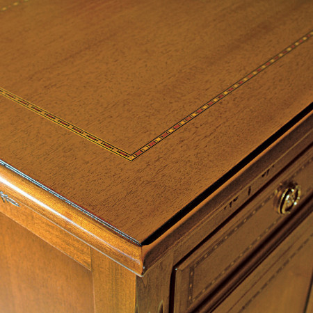 Credenza con 3 ante e 3 cassetti con piedini a spillo in legno