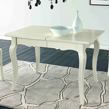 Tavolo rettangolare allungabile in legno su tappeto decorativo
