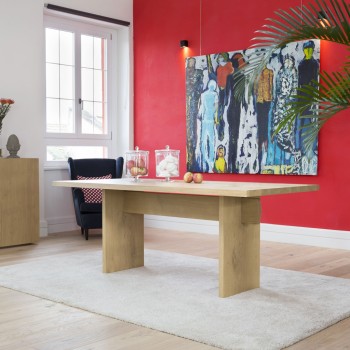 Tavolo moderno in legno con piano bordo dritto, ambientato