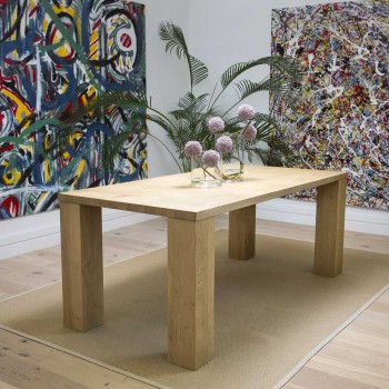 Tavolo moderno con gambe a colonna in ambiente artistico