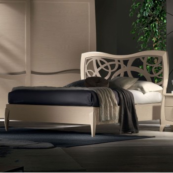 Letto matrimoniale con testata traforata in legno frassino