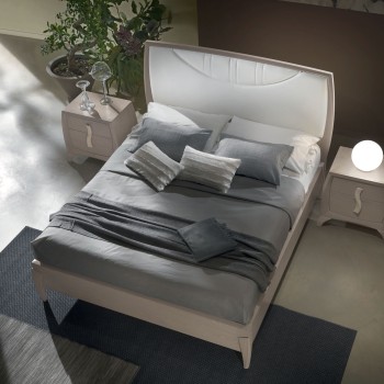 Letto matrimoniale curvato con testata imbottita in ecopelle