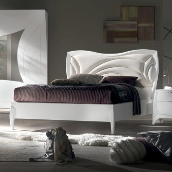 Letto matrimoniale sagomato con testata imbottita, dettaglio design