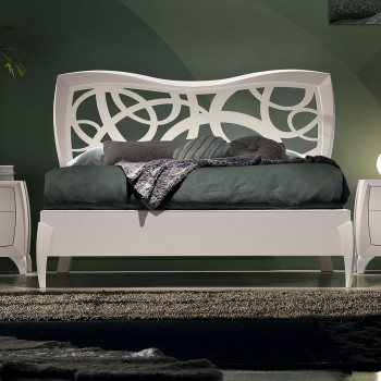 Letto matrimoniale sagomato con traforo, dettaglio testata