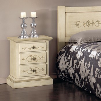 Comodino avorio decorato ed anticato con candelabri