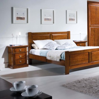 Comodino 3 cassetti lisci accanto a letto in legno