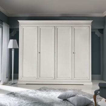 Armadio a 4 ante con cassettiera in ambiente elegante