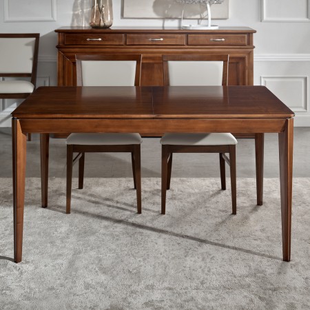 Sala da pranzo classica in legno con credenza vetrina tavolo e sedie