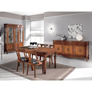 Sala da pranzo classica con tavolo estensibile e credenza