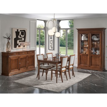 Sala da pranzo classica in legno con credenza vetrina tavolo e sedie