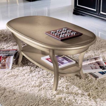 Tavolino ovale con piano in legno su tappeto