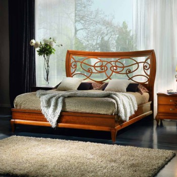 Letto sagomato con testata traforata in legno