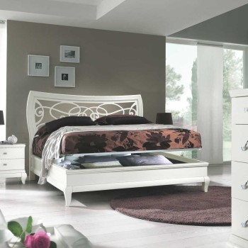 Letto con testata traforata e sagomata in camera moderna