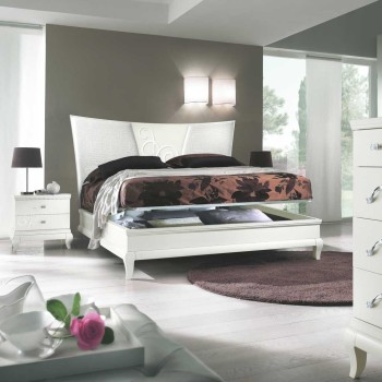 Letto con testata imbottita e ornato in rilievo