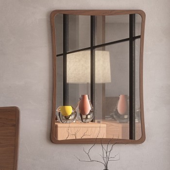 Specchiera sagomata in legno su parete, riflessi luminosi