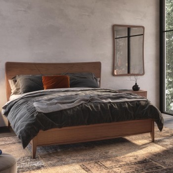 Letto moderno in legno con testata incisa in camera