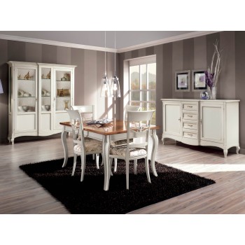Sala da pranzo in legno, dettaglio vetrina con credenza