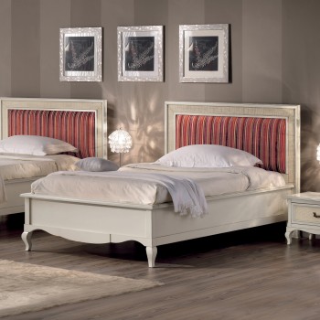 Letto da una piazza e mezza con testata imbottita a righe