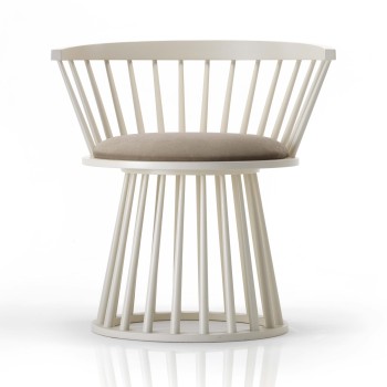 Poltroncina in legno con seduta imbottita e dettagli torniti