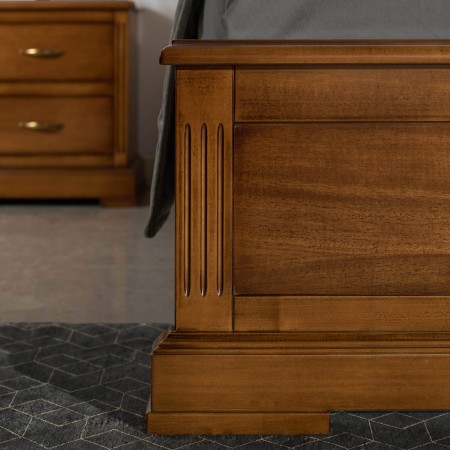 Letto matrimoniale classico con testiera in legno