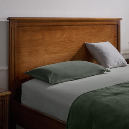 Letto matrimoniale classico con testiera in legno