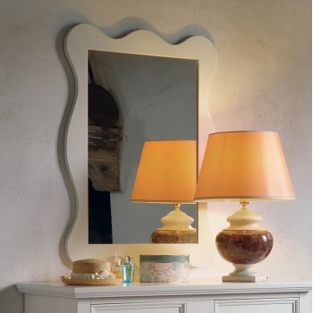 Specchio con cornice shabby chic, dettaglio cornice sagomata