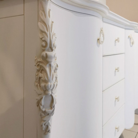 Credenza classica elegante con ante e cassetti