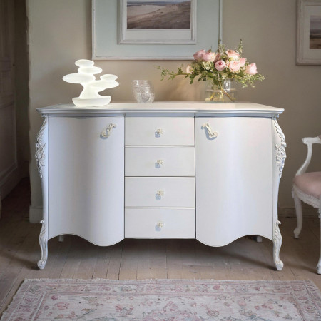 Credenza classica elegante con ante e cassetti